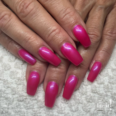 en Vogue Lac It! Cerise pearly hot pink with an icy fuscia iridescent shimmer UV/LED gel nail polish for professional nails and extensions on square manicure