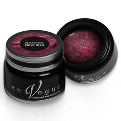 en Vogue first kiss glitter gel polish with microglitter for professional nails and extensions shown in container
