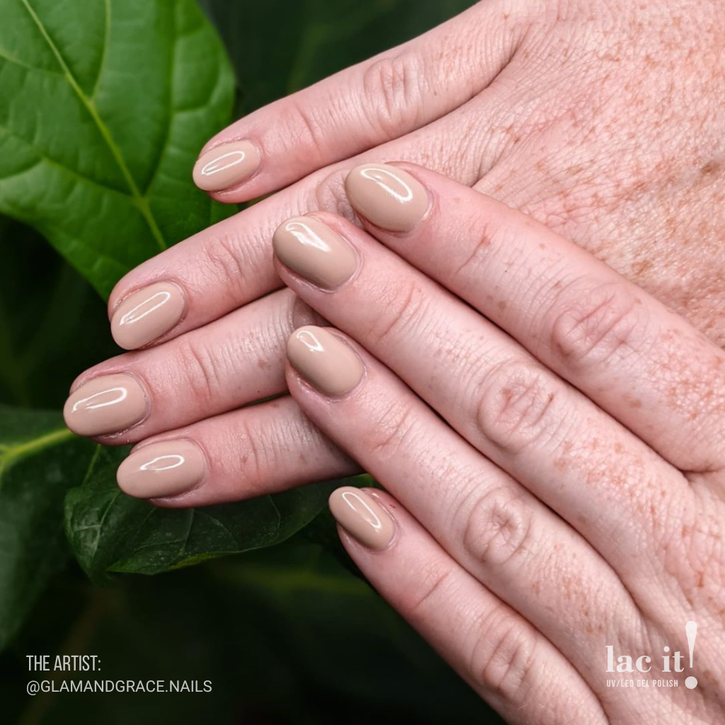en Vogue Lac It! Beans 'n Cream natural beige crème UV/LED gel nail polish for professional nails and extensions on short rounded manicure