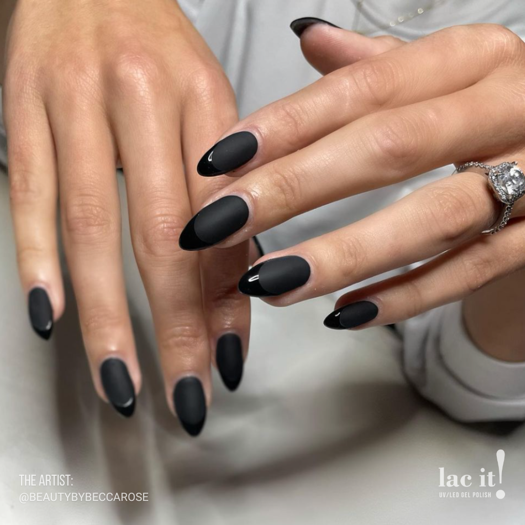 en Vogue Lac It! Black true deep black crème UV/LED gel nail polish for professional nails and extensions on manicure