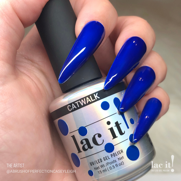 en Vogue Lac It! Catwalk navy blue jelly UV/LED gel nail polish for professional nails and extensions on long stiletto nails holding polish bottle