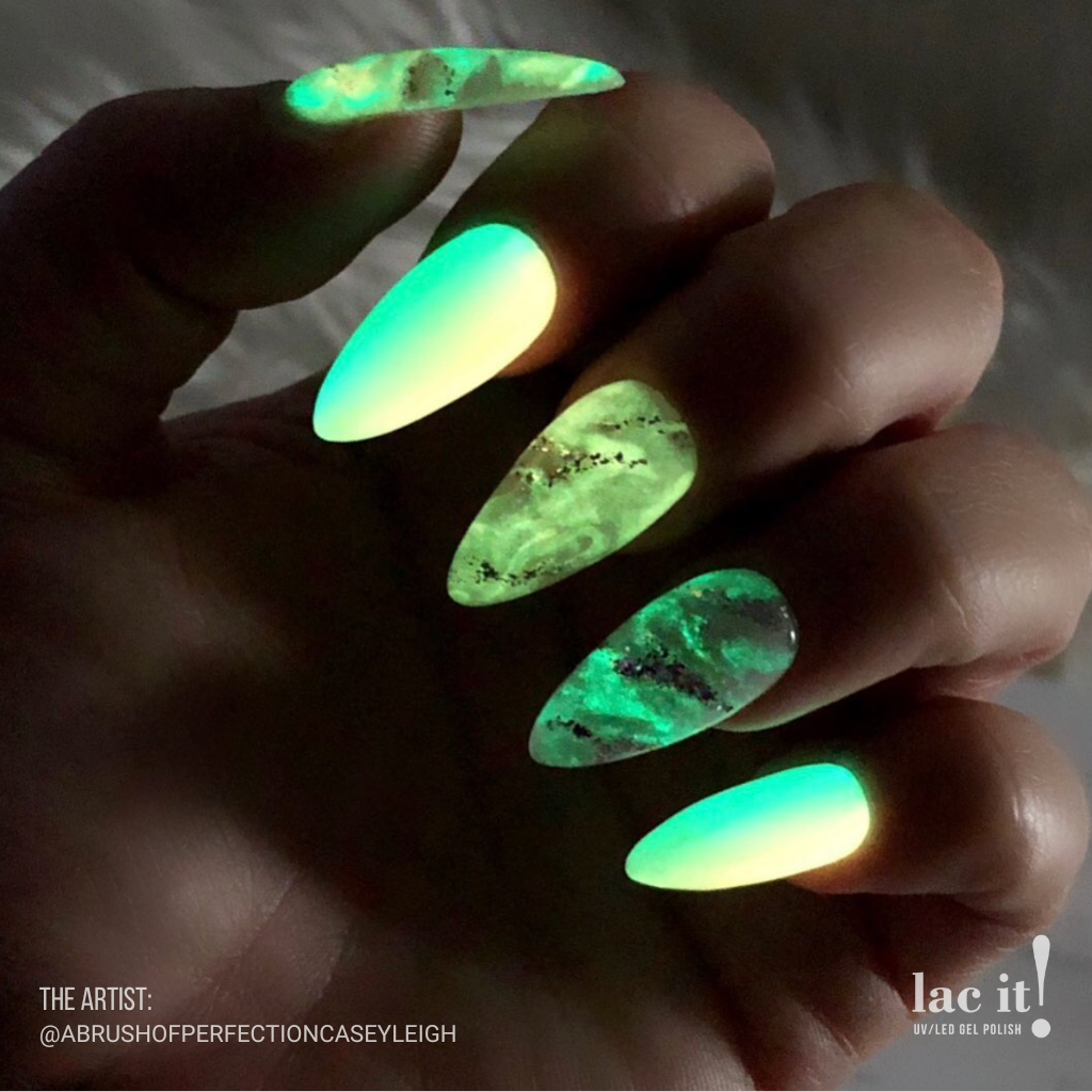 en Vogue Lac It! Coral reef bright coral that glows in the dark UV/LED gel nail polish for professional nails and extensions on stiletto manicure glowing in the dark