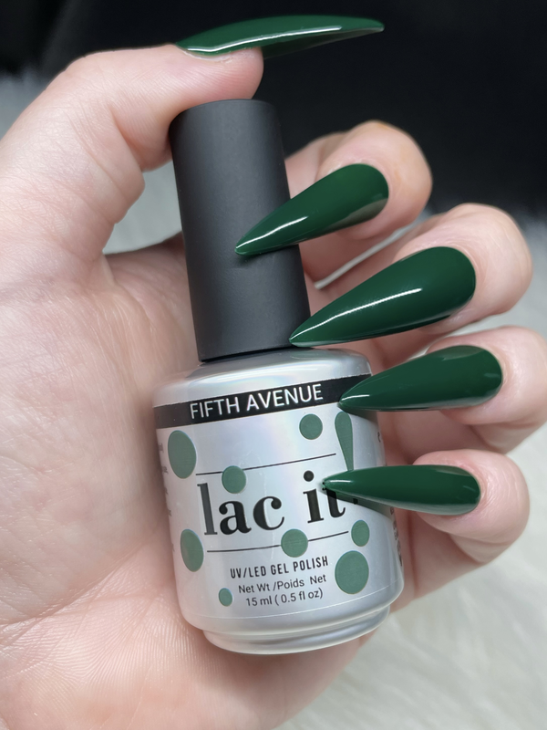 en Vogue Lac it! Fifth Avenue green UV/LED gel polish for professional nails and extensions shown on stiletto nails holding polish bottle