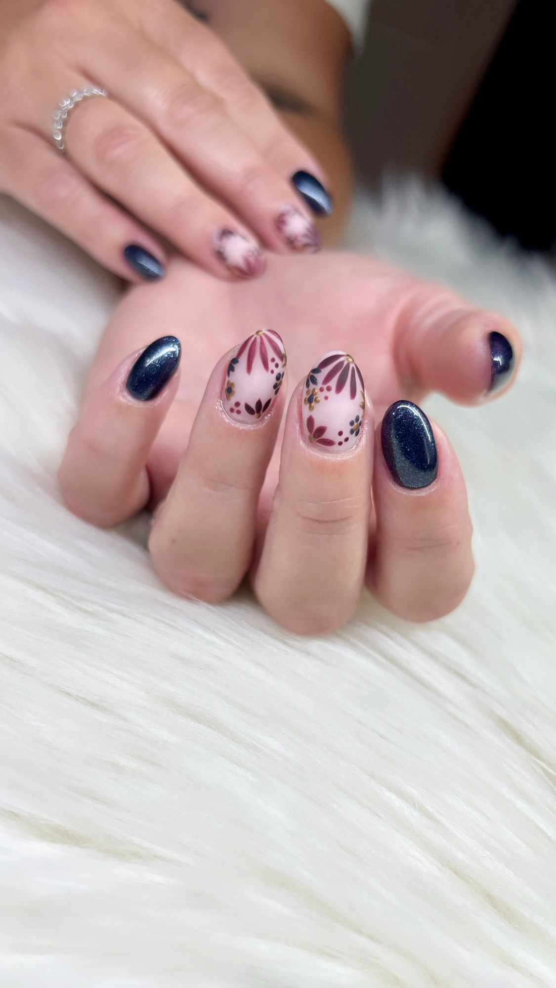 en Vogue Lac it! lock-key antique gold pearl, forbidden-love, deep grey-blue shimmer, Enchantress sultry plum-red pearl, Black Rose black cherry burgundy crème UV/LED gel polish for professional nails and extensions shown on oval nails manicure with nail art