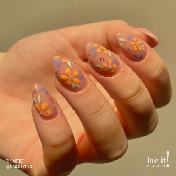 en Vogue Lac it! Poolside creamy, mid-toned cobalt blue UV/LED gel polish for professional nails and extensions. Shown on nails with nail art