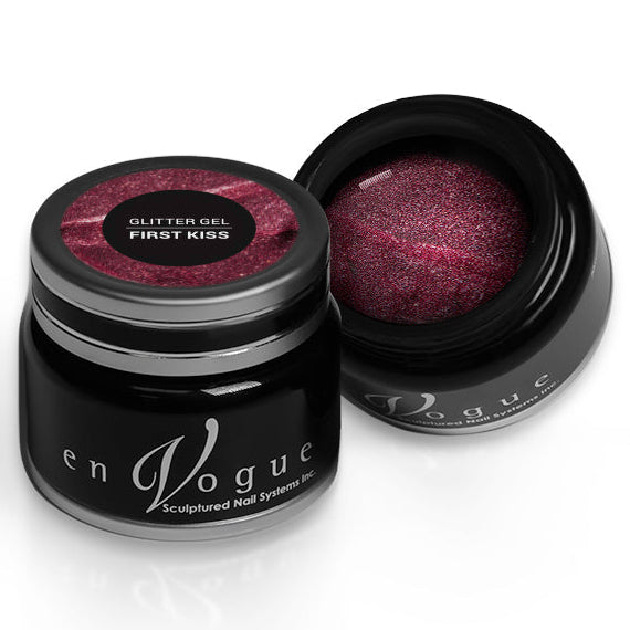 en Vogue first kiss glitter gel polish with microglitter for professional nails and extensions shown in container